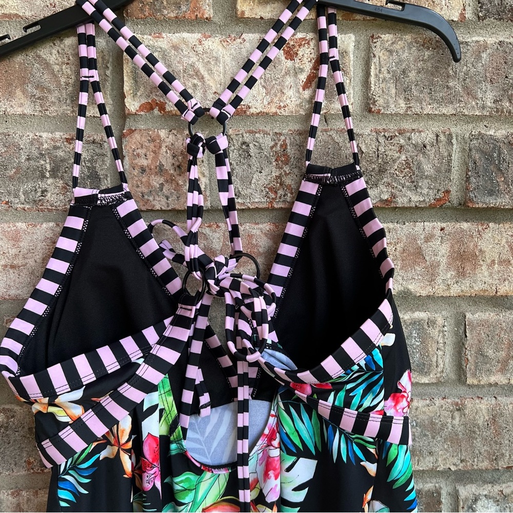 🍒💣 Hawaiian inspired bathing suit top - Picture 7 of 8
